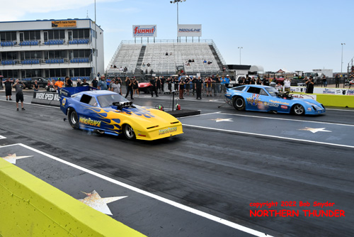 Aaron Morrow - 'Nitro Relapse' (near lane) vs 
Ronny Young - 'Blue Max' (far lane)